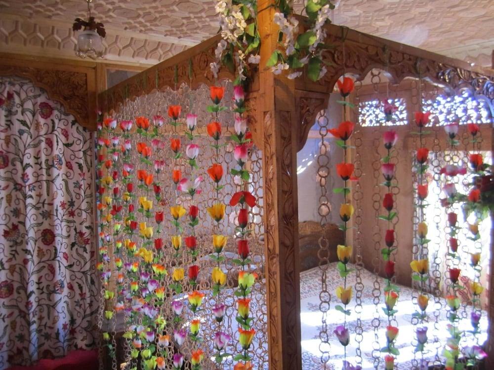 Hotel Young Bombay Group Of Houseboats Srinagar (Jammu and Kashmir)