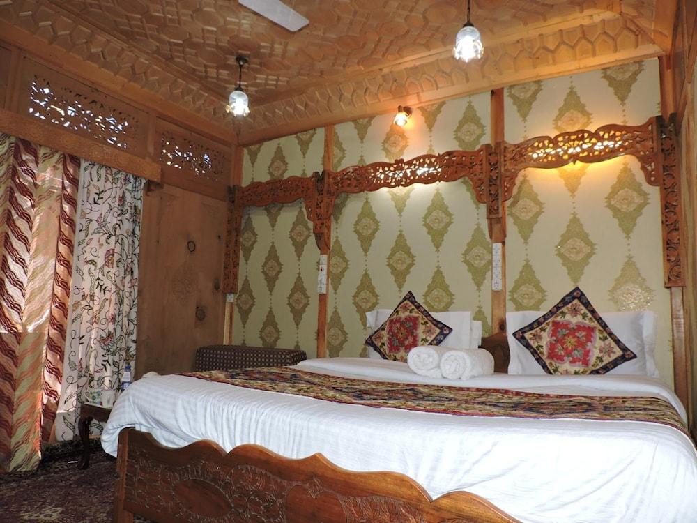 Young Bombay Group Of Houseboats Hotel