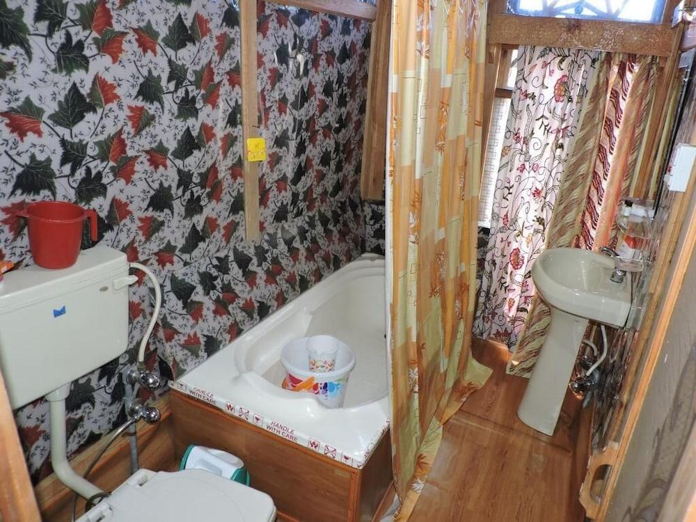 Hotel Young Bombay Group Of Houseboats 3*