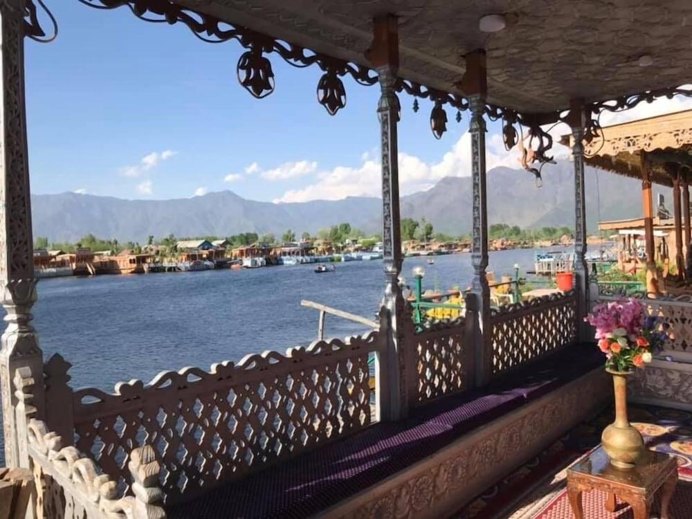 Hotel Young Bombay Group Of Houseboats