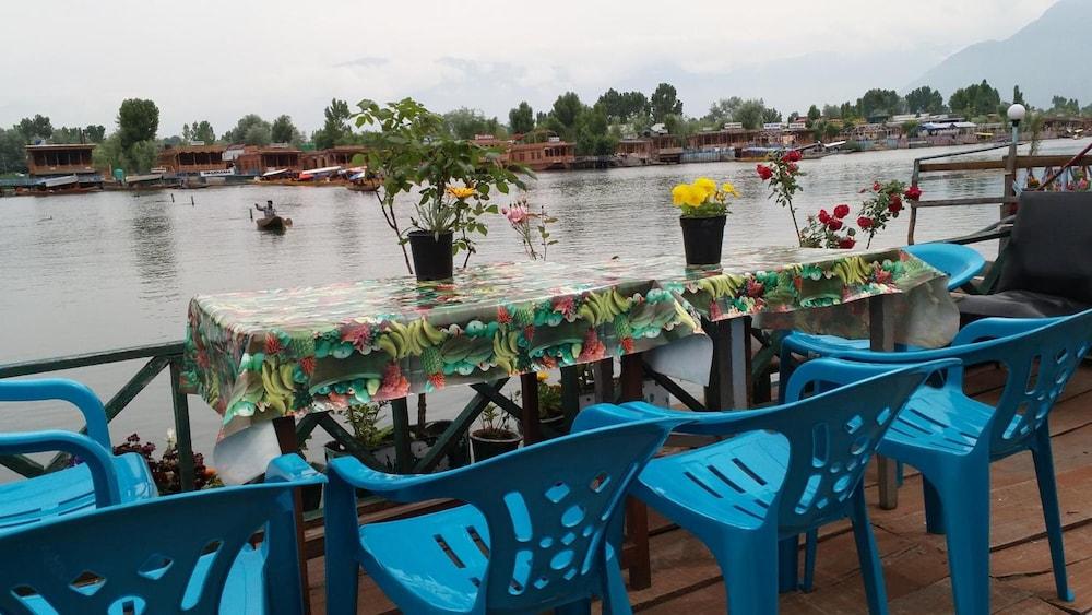 Hotel Young Bombay Group Of Houseboats Srinagar (Jammu and Kashmir)