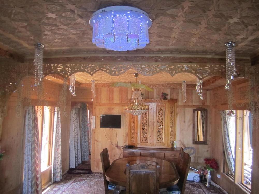 Young Bombay Group Of Houseboats 3* Srinagar (Jammu and Kashmir)