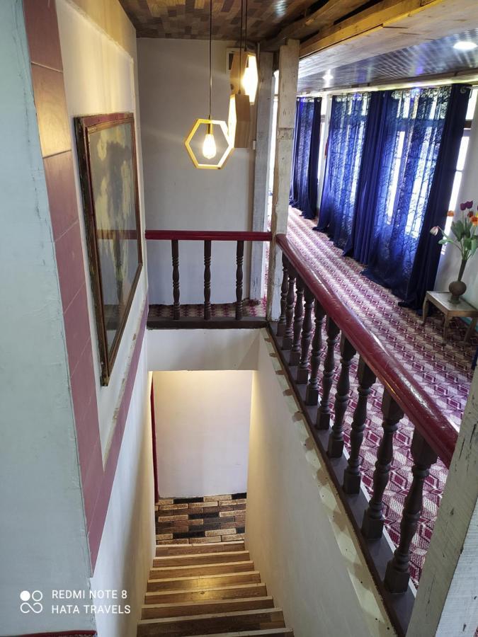 Hotel Lake Side Srinagar (Jammu and Kashmir)