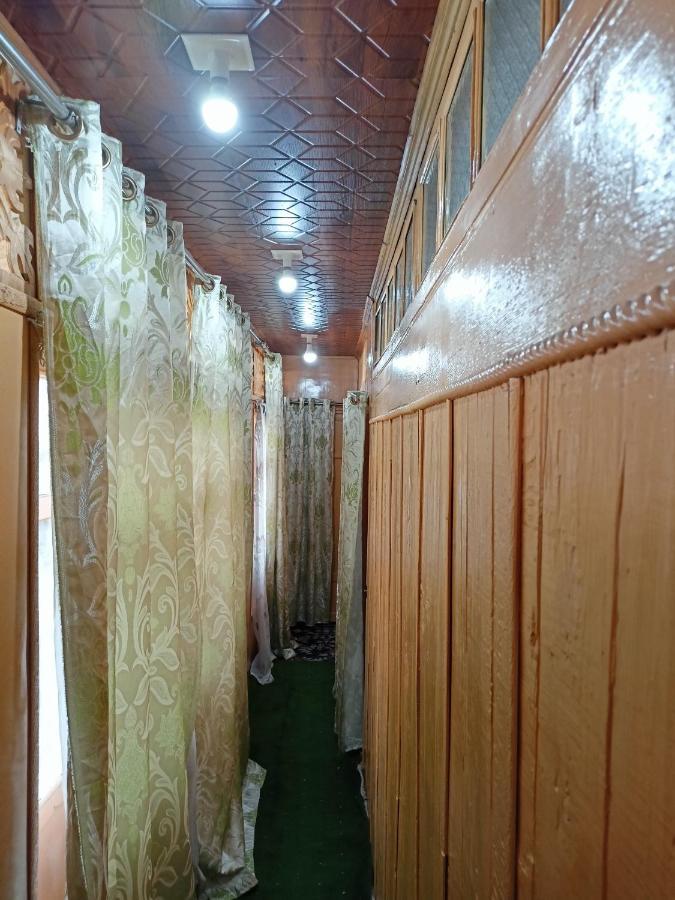 Houseboat New Jahangir And Morning Car Hotel Srinagar (Jammu and Kashmir)