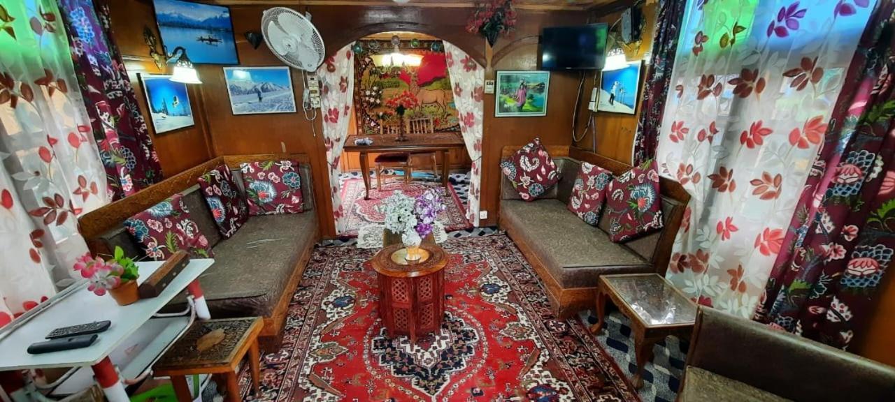Houseboat Shagoo Palace
