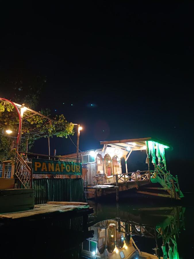 House Boat-pana Four In Kashmir *