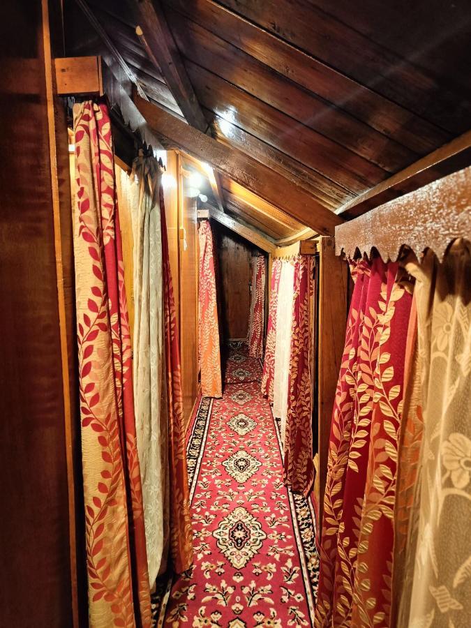 Botel House Boat-pana Four In Kashmir Srinagar (Jammu and Kashmir)
