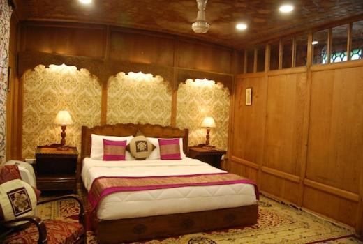 Green Heritage Group Of Houseboats