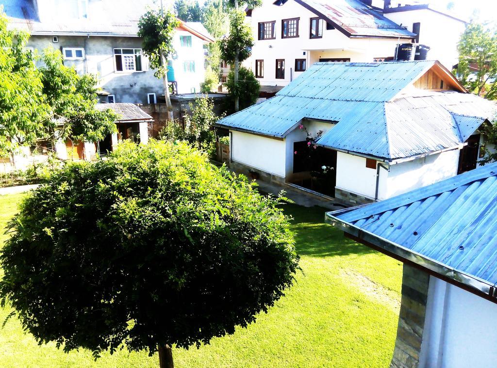 Jeelani Guest house *