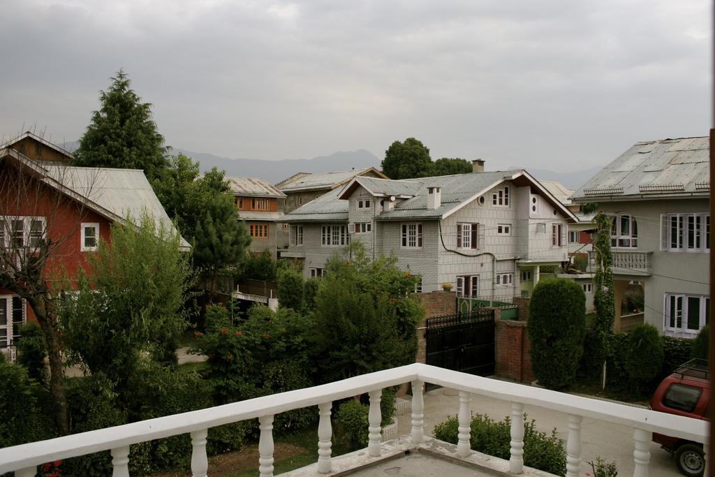 Jeelani * Srinagar (Jammu and Kashmir)