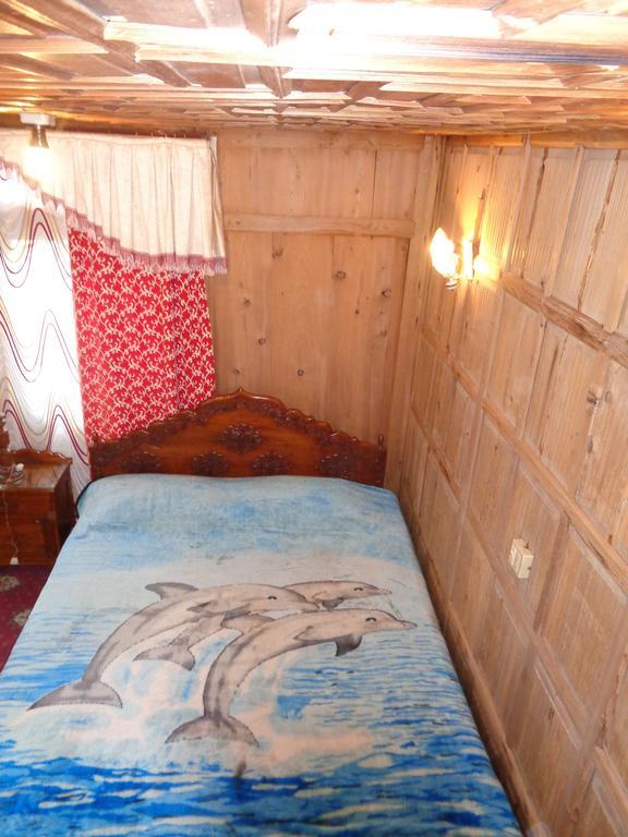Botel Raja'S Palace Houseboat - Kashmir *