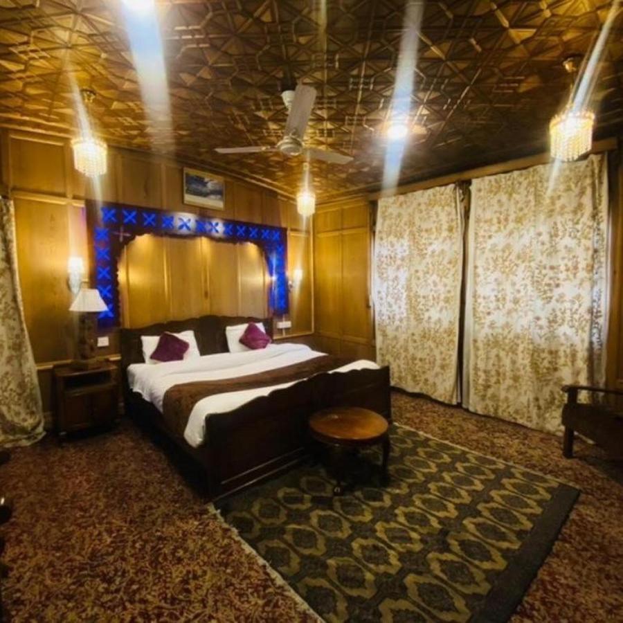 Floating Luxury Group Of Houseboats Botel 4*