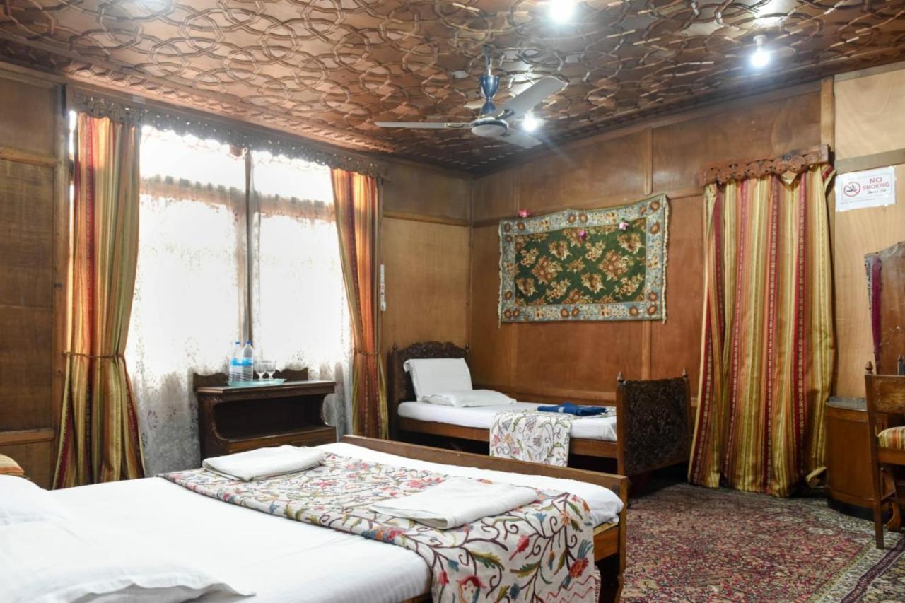 Houseboat Star Of India Bed & Breakfast