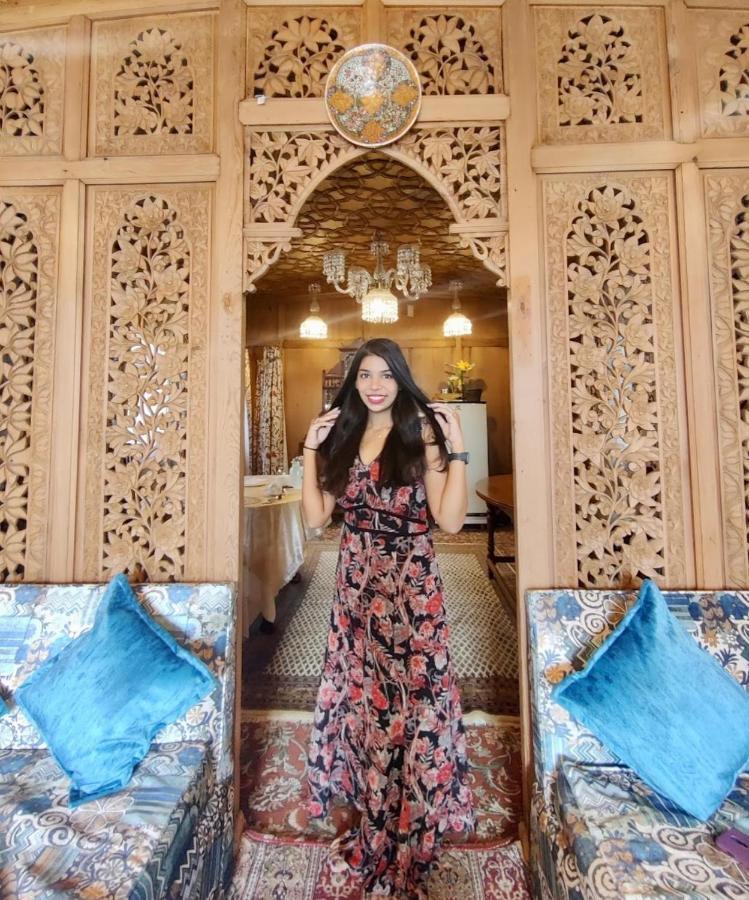 Botel Exotic Young Shreen Houseboat