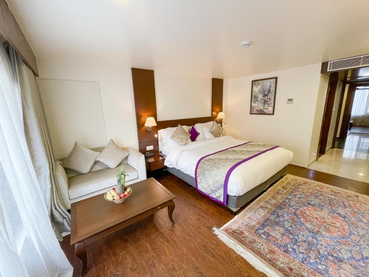 Paisley Palace 3*