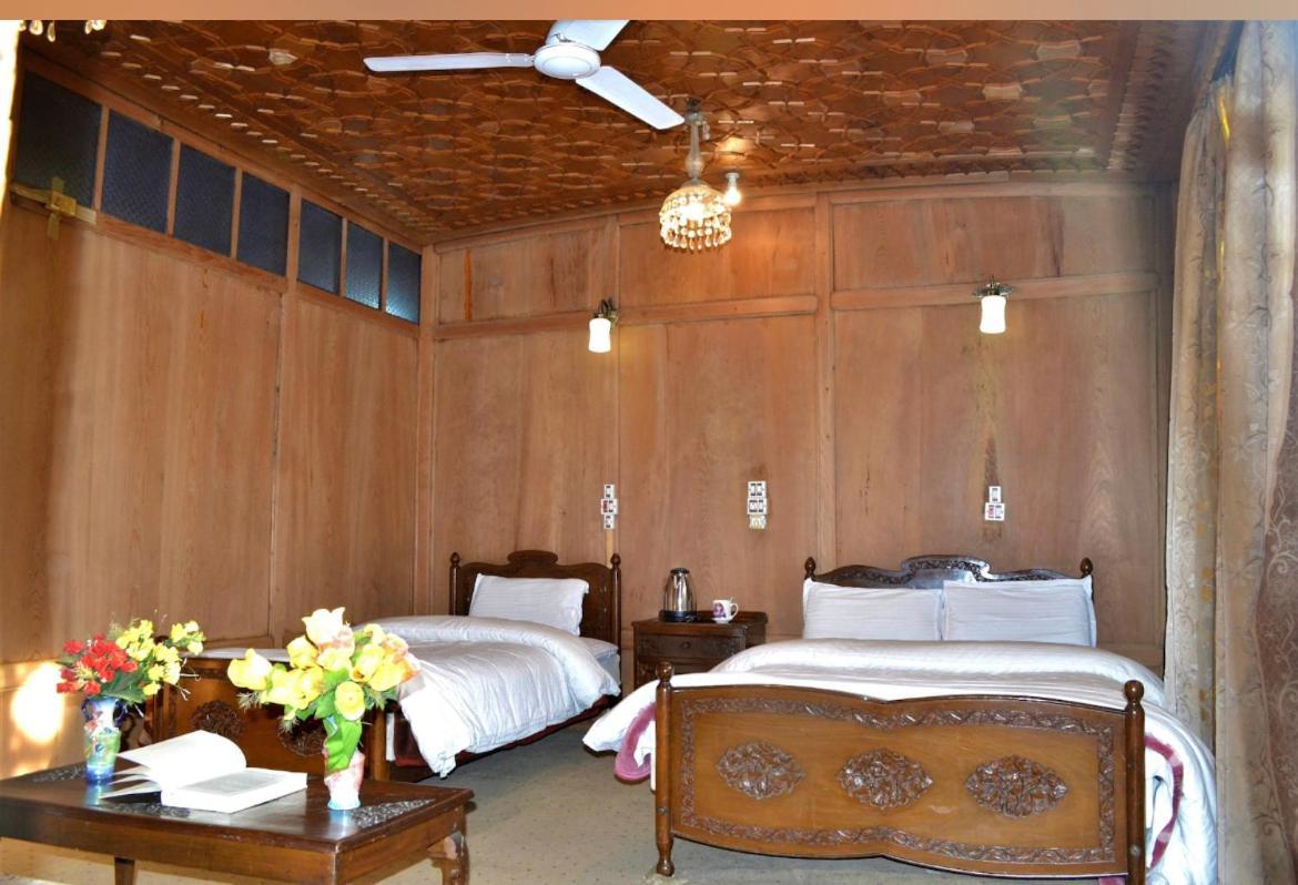 Lake Victoria Houseboats Bed & Breakfast Srinagar (Jammu and Kashmir)