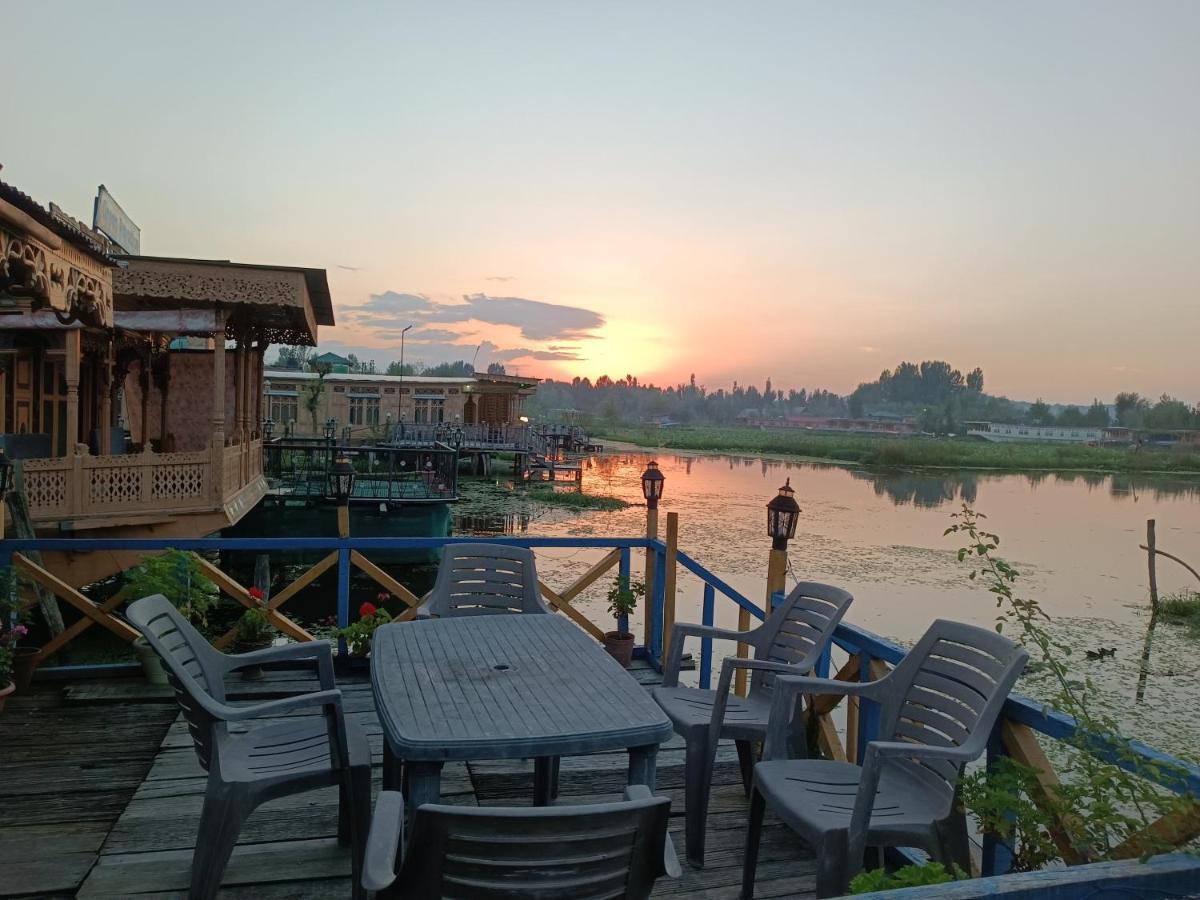 New Dunhill Houseboat Bed & Breakfast Srinagar (Jammu and Kashmir)