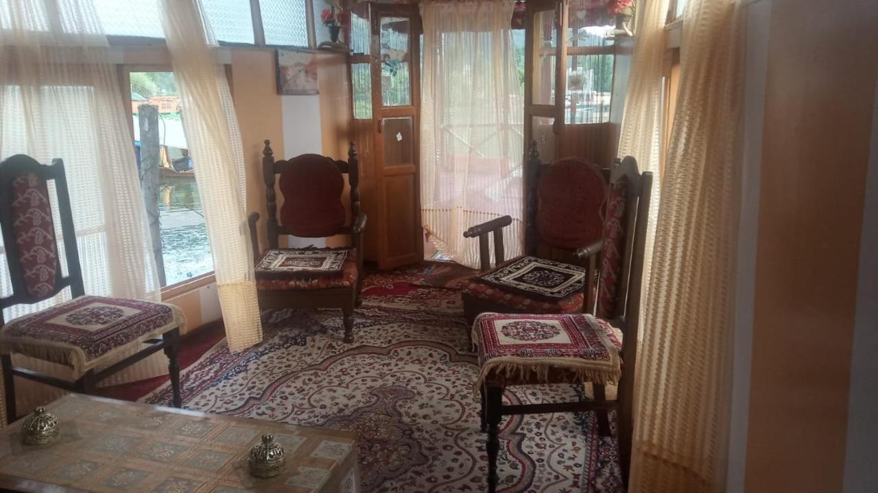New Dunhill Houseboat *