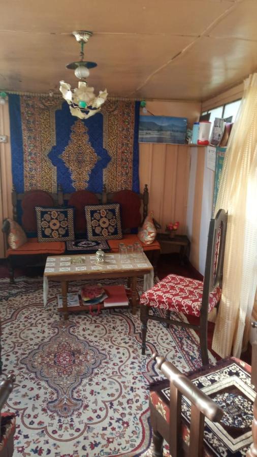 New Dunhill Houseboat Bed & Breakfast