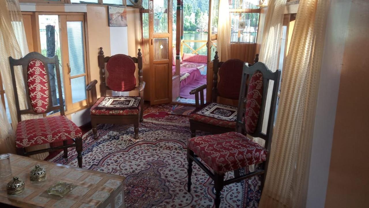 New Dunhill Houseboat Bed & Breakfast