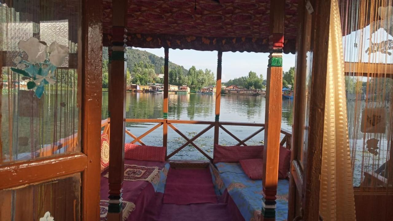 New Dunhill Houseboat Srinagar (Jammu and Kashmir)