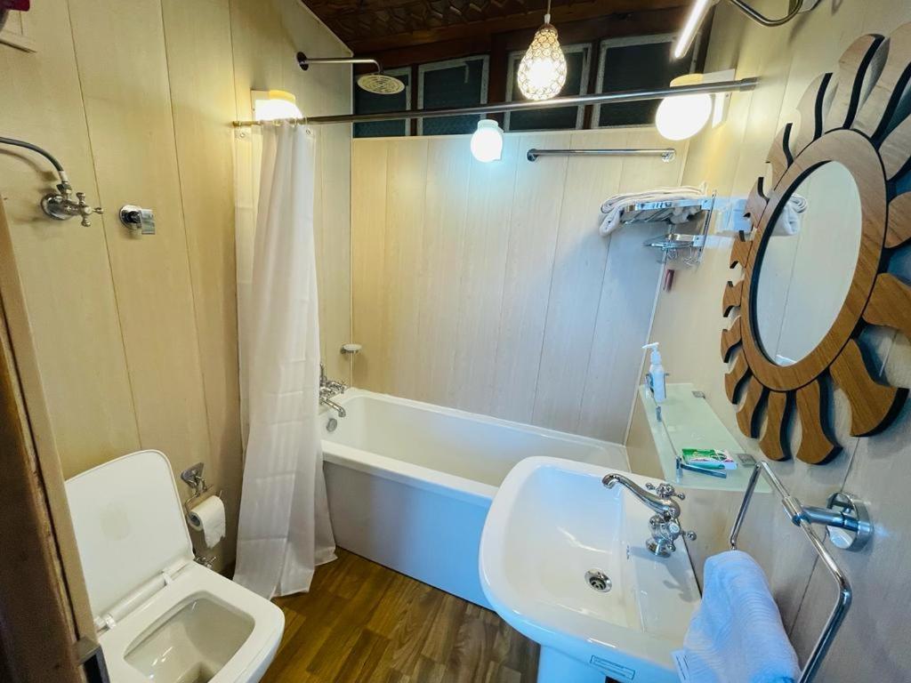 Botel Heaven Breeze Group Of Houseboats