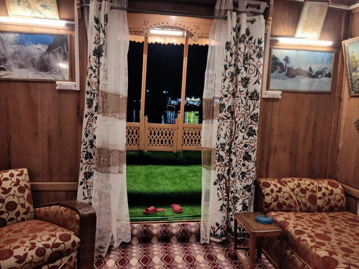 Houseboat Young Balmoral Castle 3*