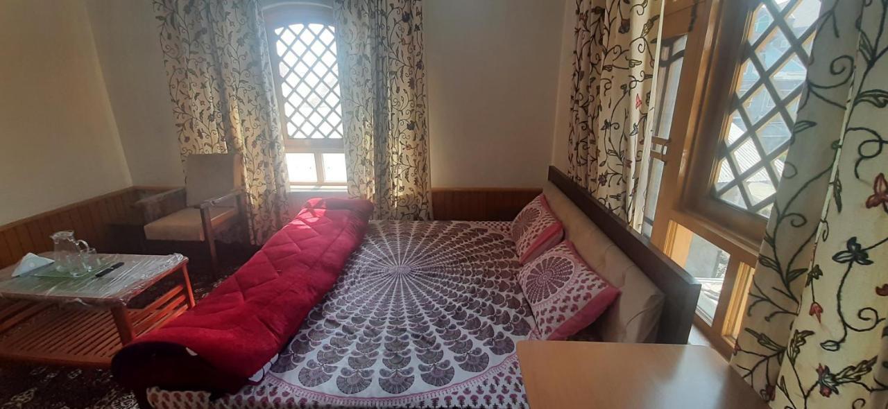 Bashaw Residency, Rated Family Near Airport Guest house Srinagar (Jammu and Kashmir)