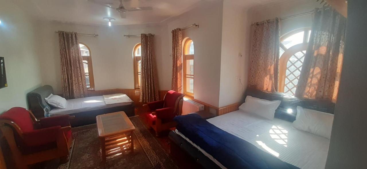 Bashaw Residency, Rated Family Near Airport * Srinagar (Jammu and Kashmir)
