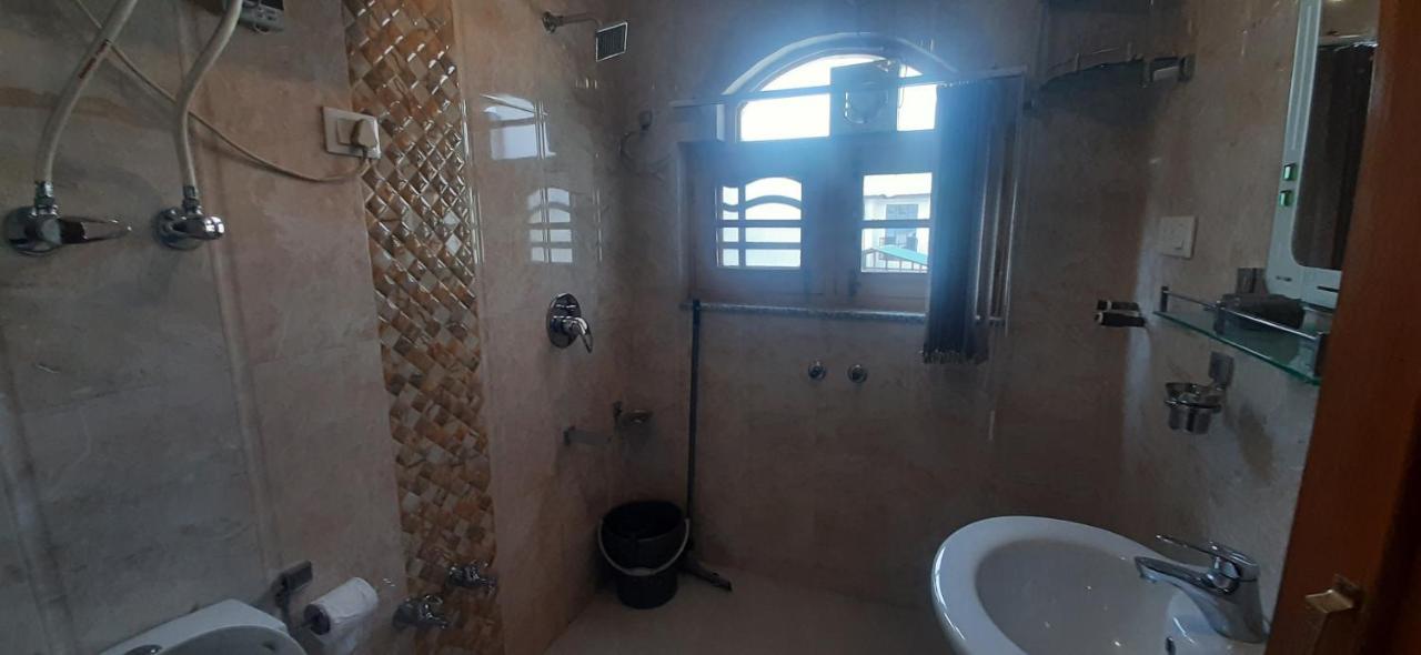 Bashaw Residency, Rated Family Near Airport Srinagar (Jammu and Kashmir)