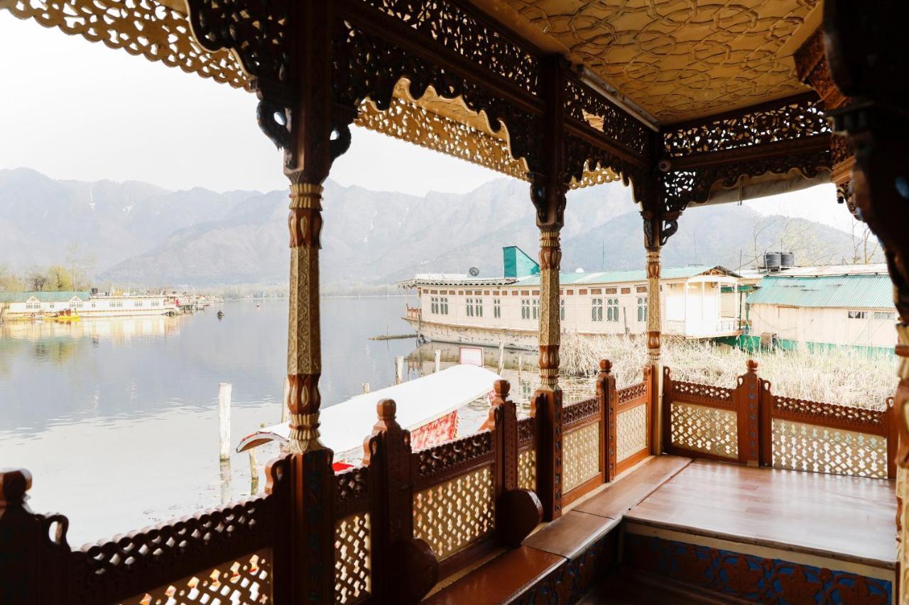 Oyo New Lucifer House Boat Hotel