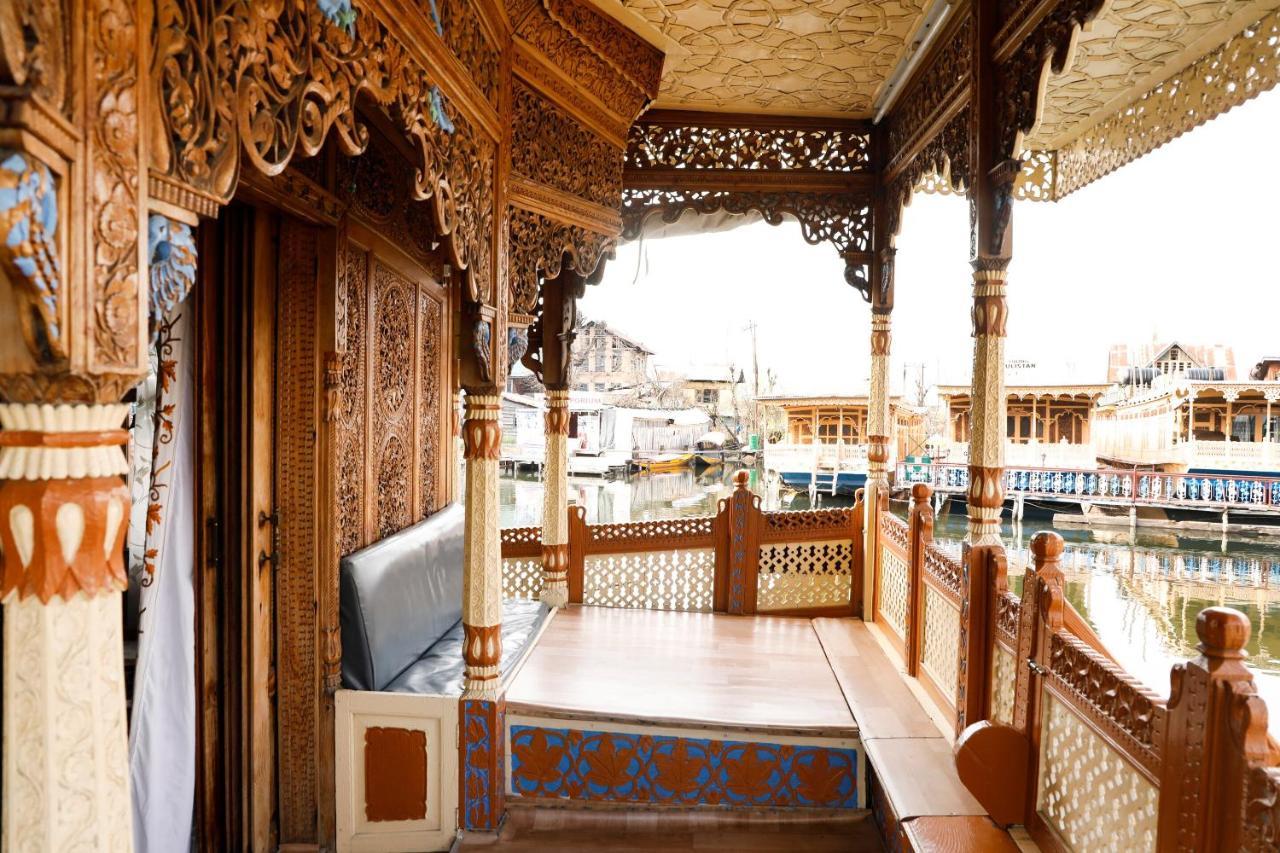 Hotel Oyo New Lucifer House Boat Srinagar (Jammu and Kashmir)
