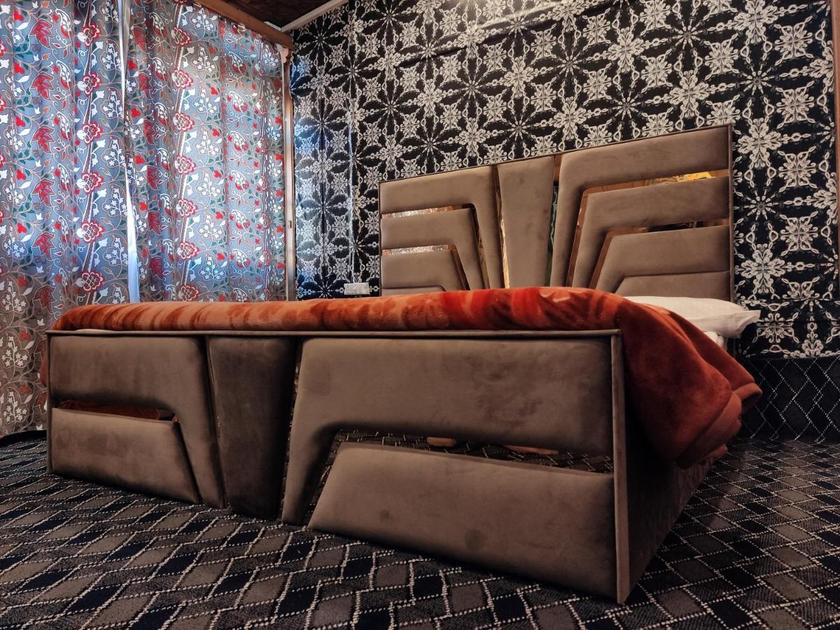 Hotel Houseboat Young Balmoral Castle 3*