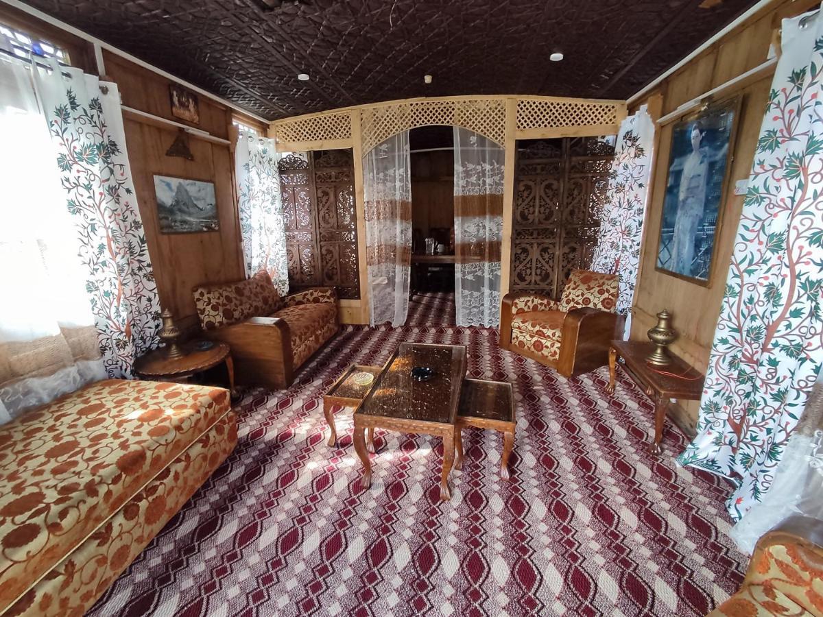 Houseboat Young Balmoral Castle