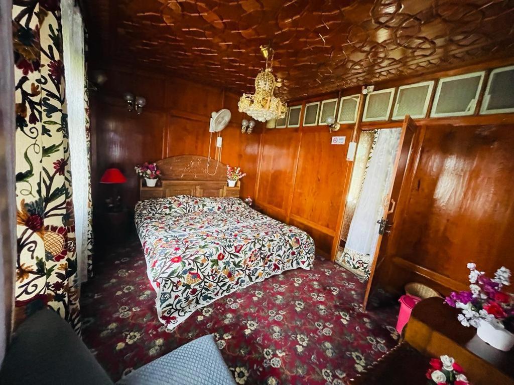 Botel Heaven Breeze Group Of Houseboats
