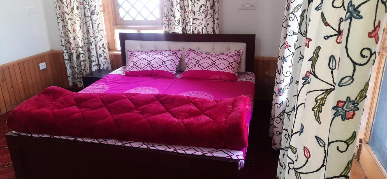 Bashaw Residency, Rated Family Near Airport * Srinagar (Jammu and Kashmir)