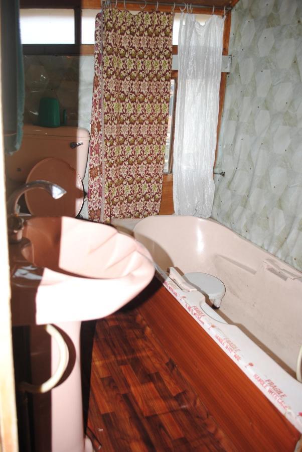 Houseboat Holiday *