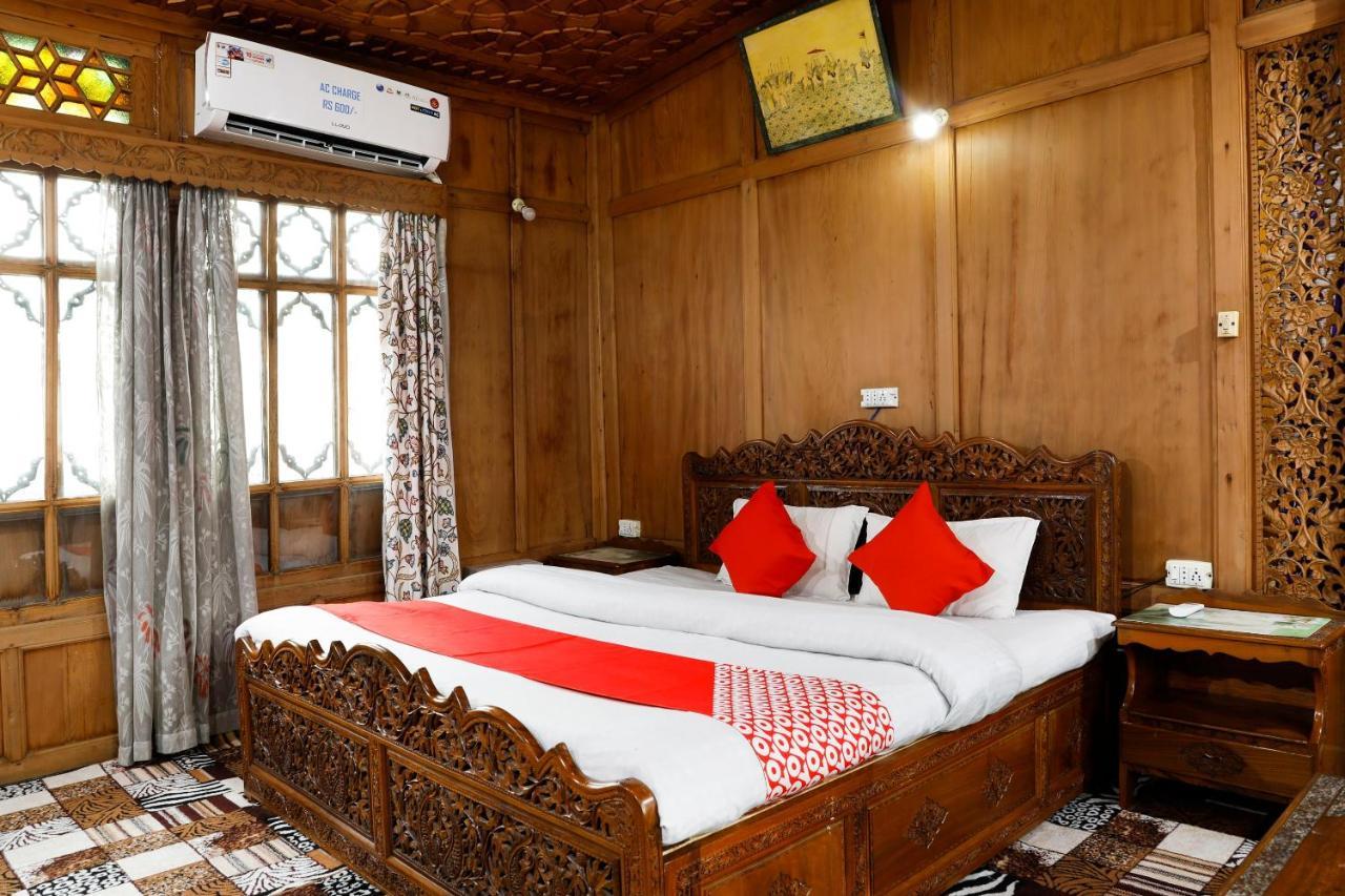 Oyo New Lucifer House Boat Srinagar (Jammu and Kashmir)