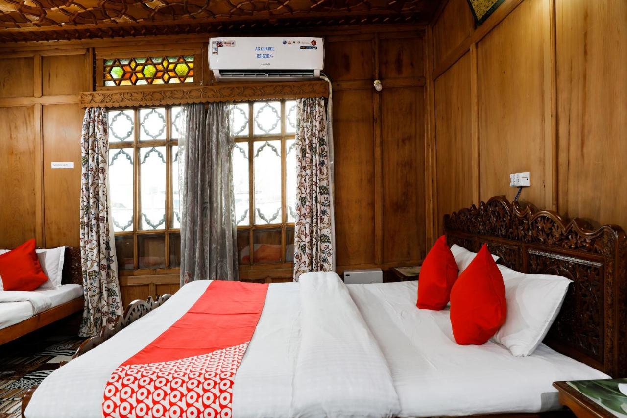 Hotel Oyo New Lucifer House Boat 3*