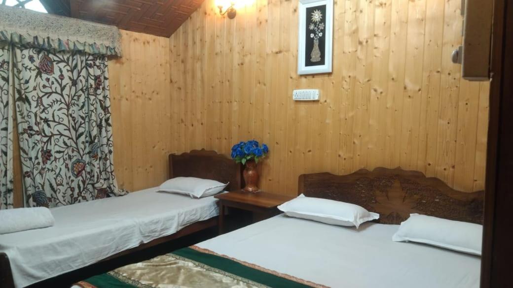 Houseboat Star Of India 3*