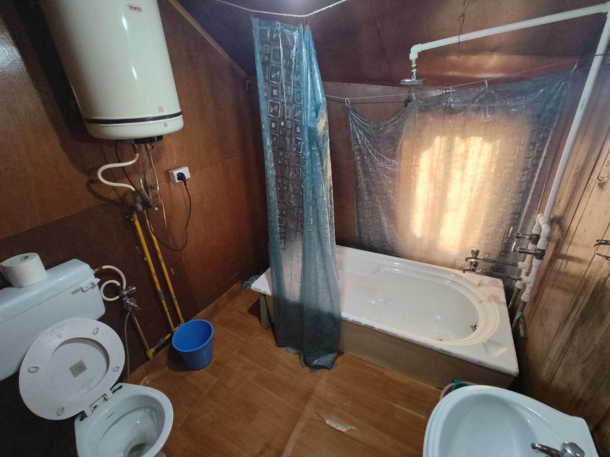 Botel Houseboat New Suzan