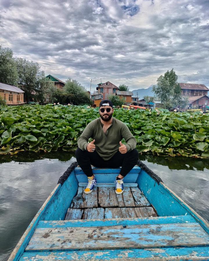 Lala Rukh Group Of Houseboats Botel