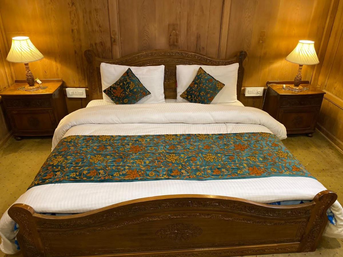 Nazneen Group Of Houseboats Bed & Breakfast