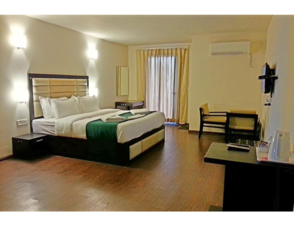 Aksa, Homestay Srinagar (Jammu and Kashmir)