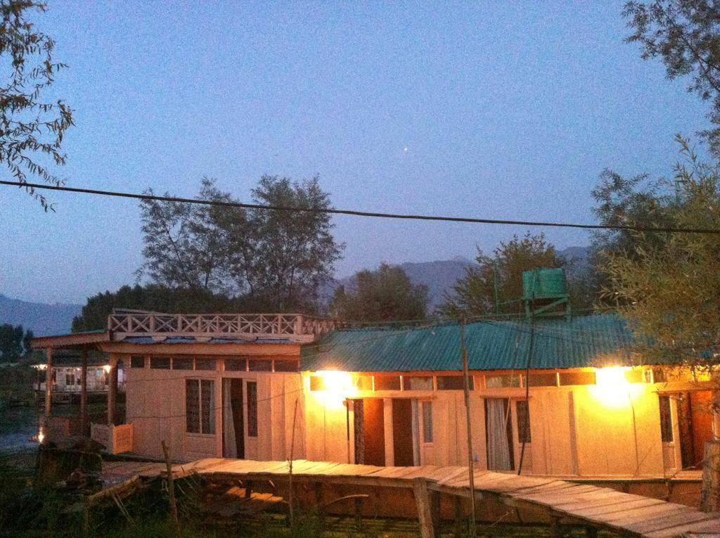 Houseboat Holiday *