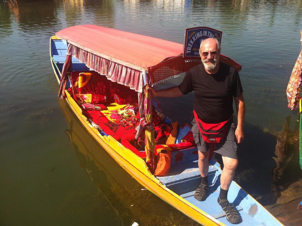 Houseboat Holiday *