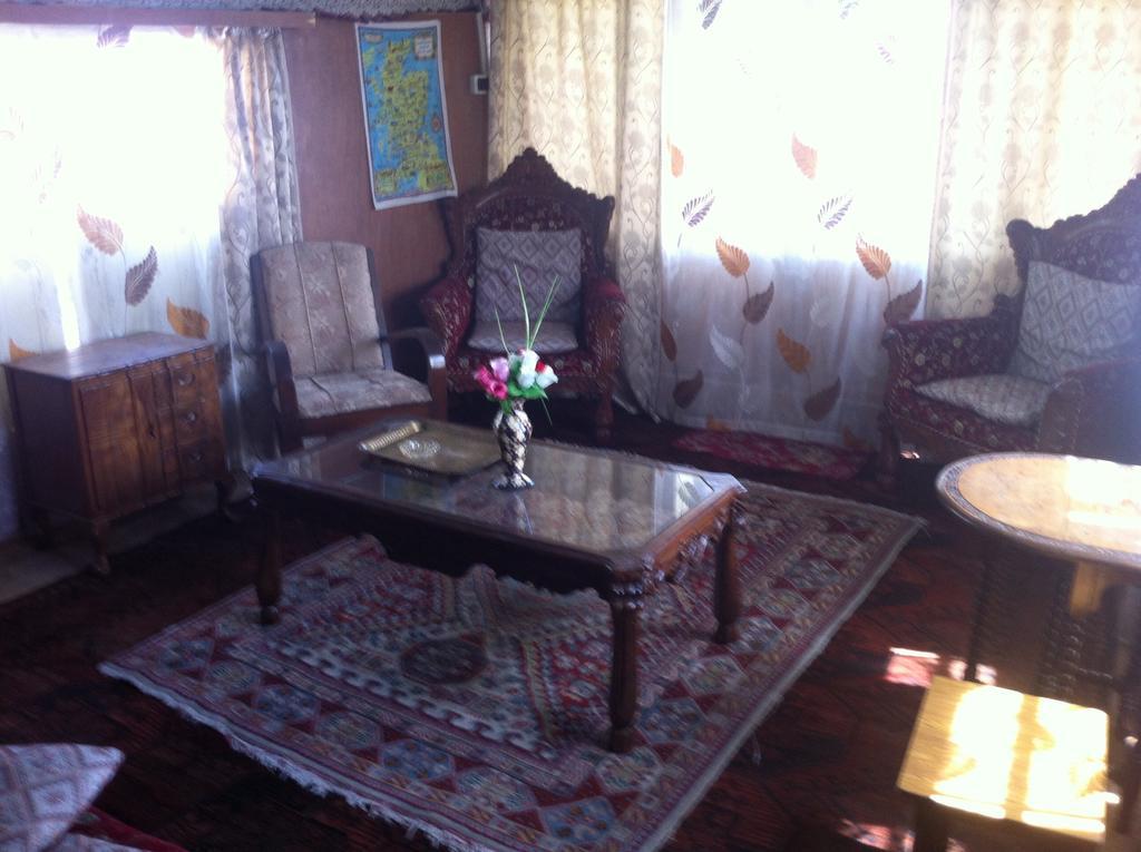 Houseboat Holiday Botel *