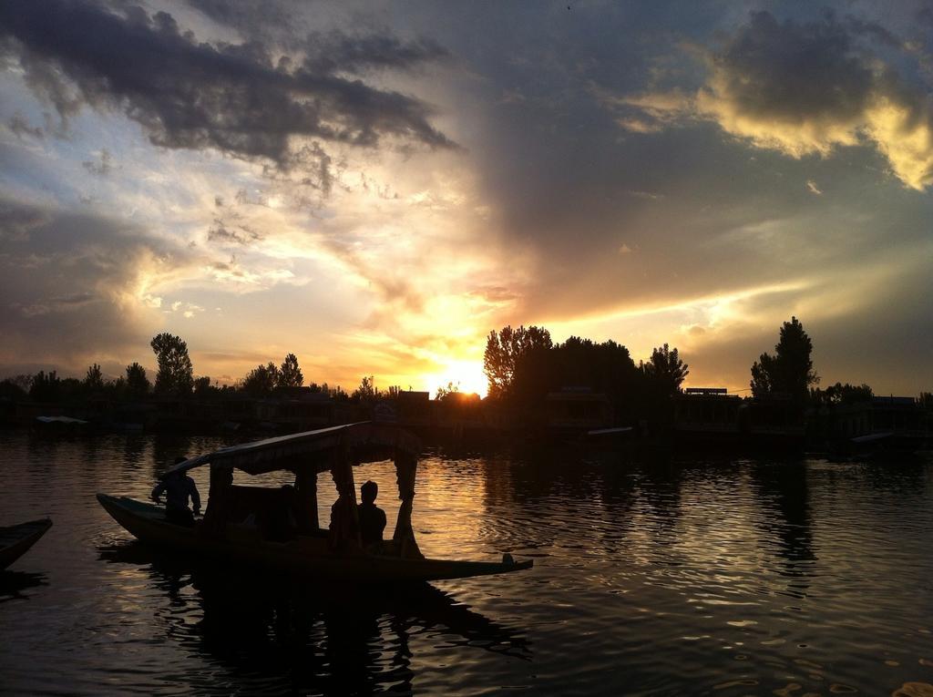 Houseboat Holiday * Srinagar (Jammu and Kashmir)