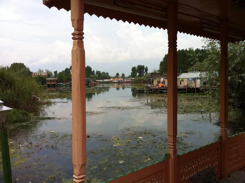 Houseboat Holiday