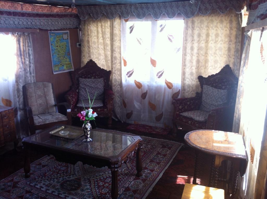 Houseboat Holiday *